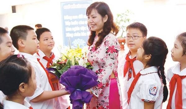 Hình ảnh cô giáo tặng hoa thật ý nghĩa