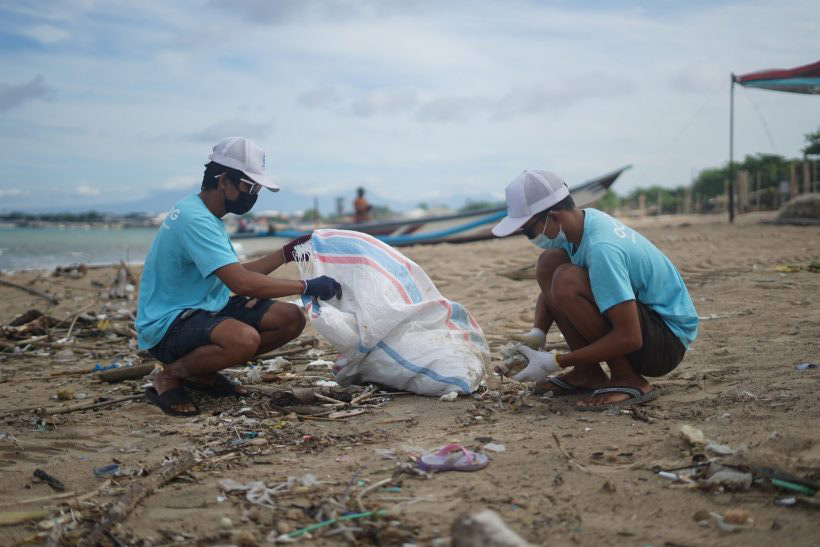Hình ảnh thu gom rác trên biển để bảo vệ môi trường