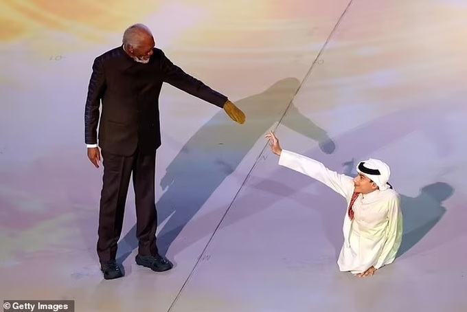 Morgan Freeman (áo đen) được mời tham gia dẫn lễ khai mạc World Cup 2022 tổ chức tại sân vận động Al Bayt, Doha, Qatar vào tối ngày 20/11 (Ảnh: Daily Mail).