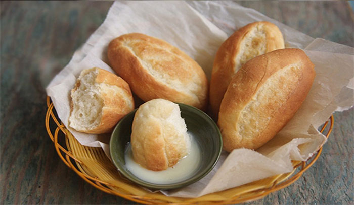 Bánh mỳ chấm sữa là món ăn sáng phổ biến của người Việt.