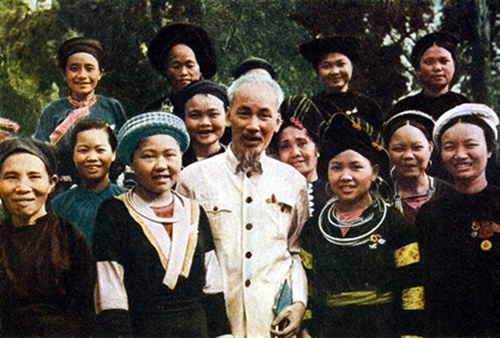 Đồng bào và Chủ tịch Hồ Chí Minh
